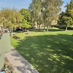 With Free Parking Close To Downtown And Nature!