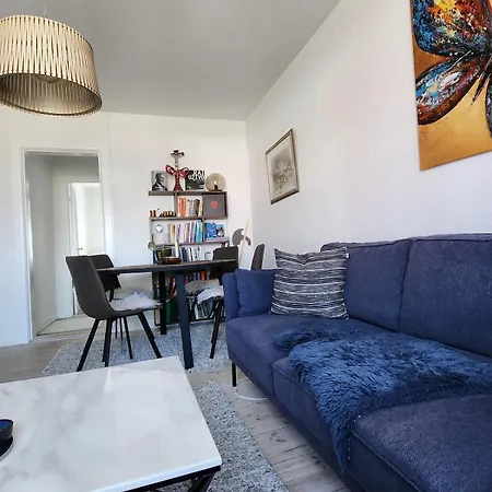 With Free Parking Close To Downtown And Nature! Lägenhet