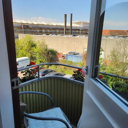 With Free Parking Close To Downtown And Nature! Lägenhet