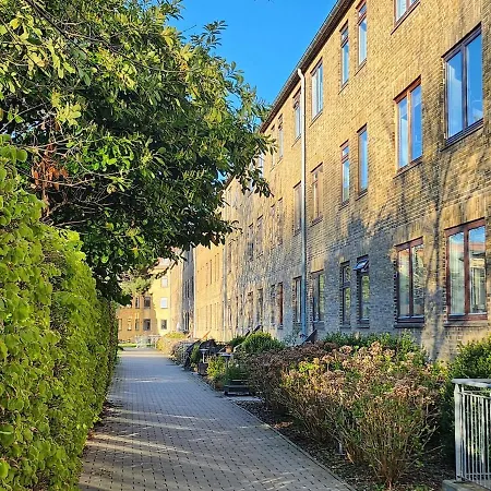 With Free Parking Close To Downtown And Nature!