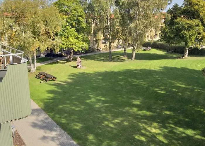 With Free Parking Close To Downtown And Nature!