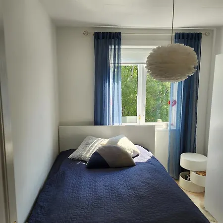 With Free Parking Close To Downtown And Nature!