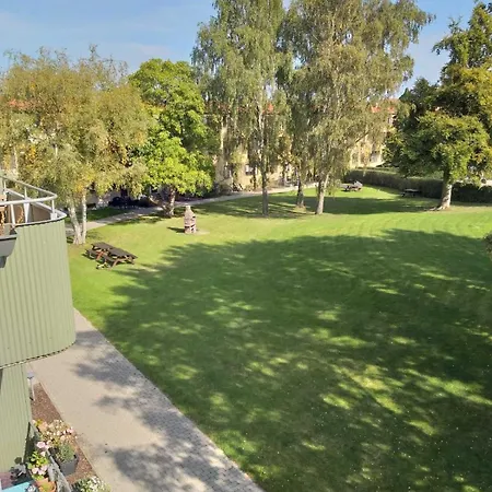 With Free Parking Close To Downtown And Nature!