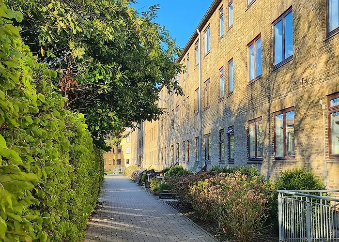 With Free Parking Close To Downtown And Nature!