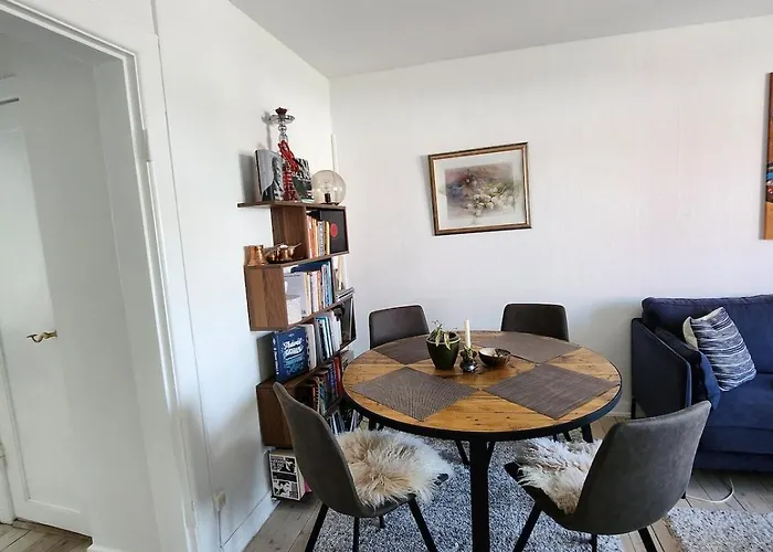 With Free Parking Close To Downtown And Nature! 公寓