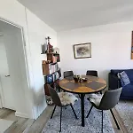 With Free Parking Close To Downtown And Nature! Lägenhet