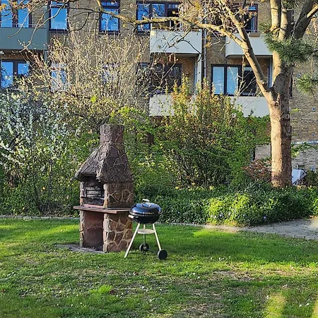 With Free Parking Close To Downtown And Nature! Lägenhet